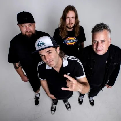 Tři dekády v jednom setu: INEKAFE v Akropoli stylově uzavřeli výroční tour